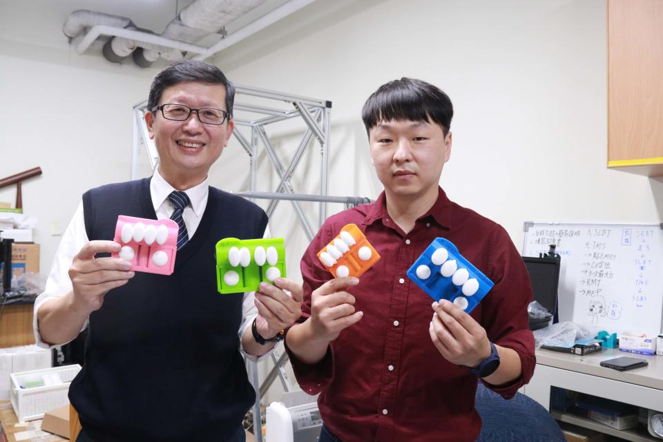 慈濟大學物理治療學系楊志鴻老師(左)和物治所研究生蕭永政(右)、曹丹齡，共同研發了「足底核心肌群訓練器」。