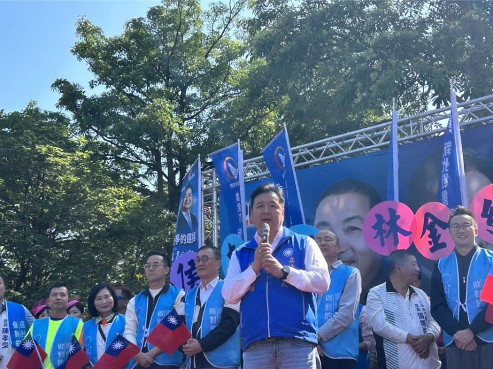 國民黨立委參選人林金結（前排右一）三峽競選總部今（19）日正式成立，林金結承諾進入國會後，一定推動重組特偵組，徹查民進黨所有的弊端。（劉瑋晴攝）