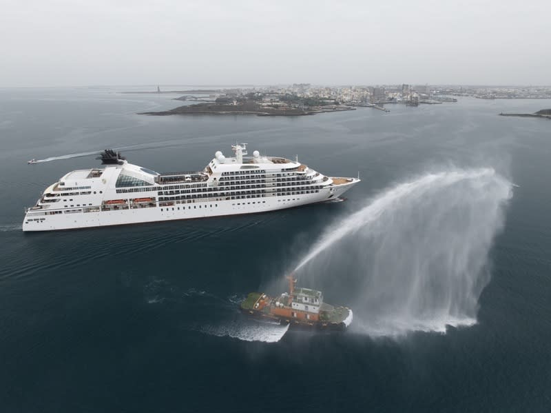 馬公港迎旅行者號郵輪（2） 美國璽寶郵輪所屬「旅行者號（Seabourn Sojourn）」 郵輪22日清晨在引水船噴水禮領港下，泊靠馬公港1 號碼頭。 （澎湖縣政府提供） 中央社  113年3月22日 