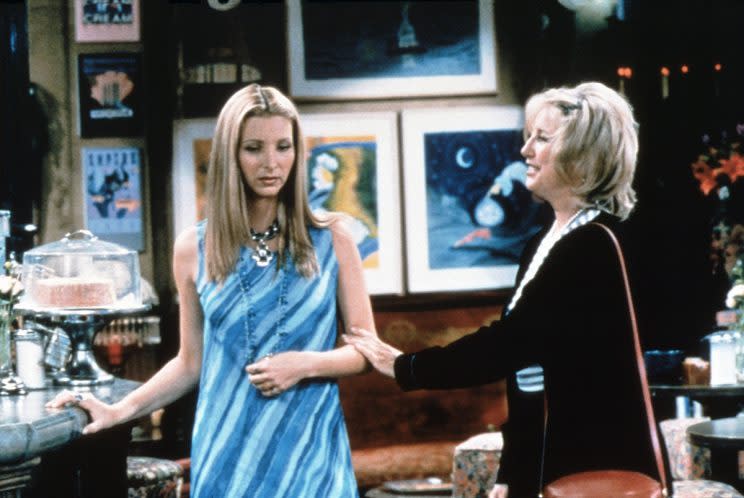 Lisa Kudrow and Terri Garr on<em> Friends</em>. (Photo: Warner Bros. Television/Courtesy of Everett Collection)