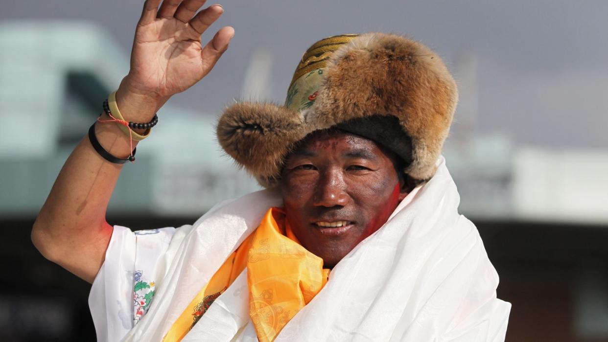 Kami Rita, Sherpa aus Nepal, hat seinen Rekord für die meisten Besteigungen des Mount Everest zum zweiten Mal innerhalb einer Woche ausgebaut. Foto: Niranjan Shrestha/AP