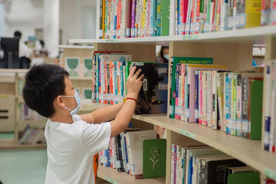 竹市府致力推動養成學生閱讀與運動良好習慣，近五年已投入六千萬添購圖書、新建整建十三處共讀站及校園圖書館。(記者曾芳蘭攝)