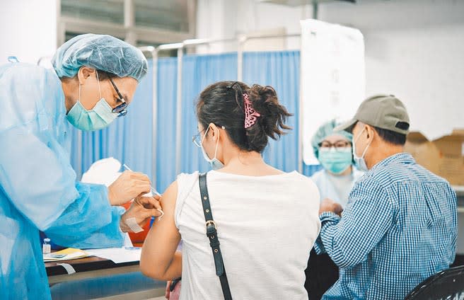 台灣本土疫情昨天突破5千大關，且自5月14日出現第一名死亡個案後至昨天為止，10天以來就急速計47名死亡病例。圖為台北市立聯合醫院為民眾施打AZ疫苗。（郭吉銓攝）