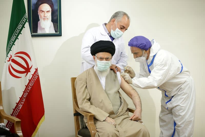 El líder supremo de Irán, el ayatolá Alí Jamenei, recibe su primera dosis de la vacuna COVIran Barakat, desarrollada por un conglomerado afiliado al Estado, en Teherán, Irán