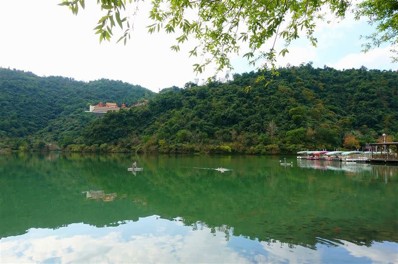 宜蘭梅花湖擁有絕美湖光山色，吸引許多人來環湖散步。（圖／臉書粉專《宜蘭ㄚ欣的美食日誌》授權提供）