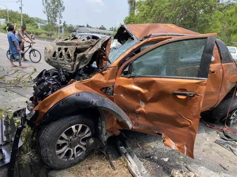 國道三號中埔水上段發生一起車禍，男子駕駛皮卡車擦撞外側車道的遊 覽車後，衝出護欄墜落平面車道，車頭幾乎全毀，駕駛渾身是傷送醫救治。（圖／翻攝照片）