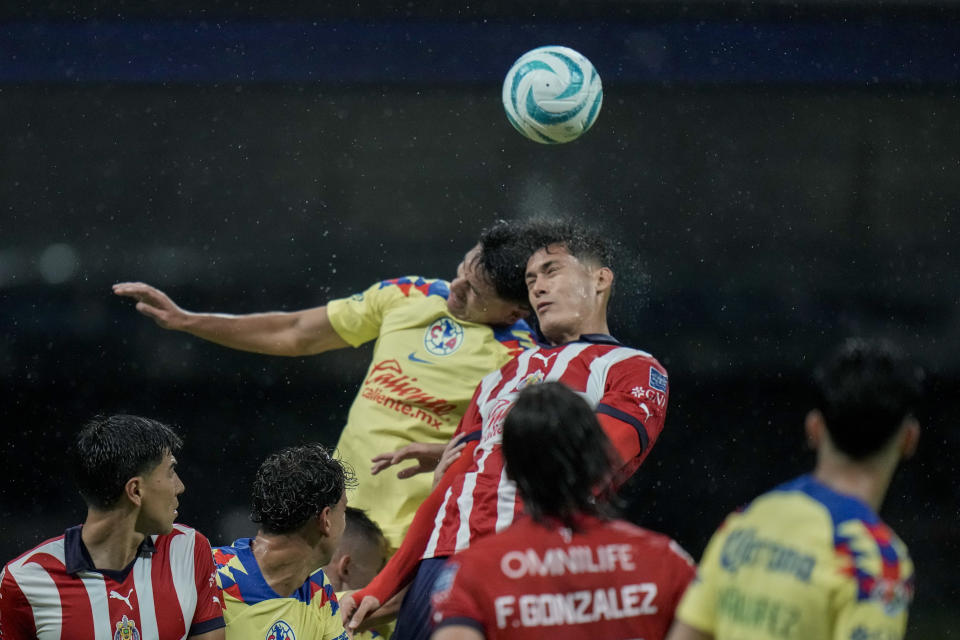 Brian Rodríguez de América y Jesús Orozco de Chivas disputan un balón por alto en el clásico mexicano, el sábado 16 de septiembre de 2023 (AP Foto/Eduardo Verdugo)