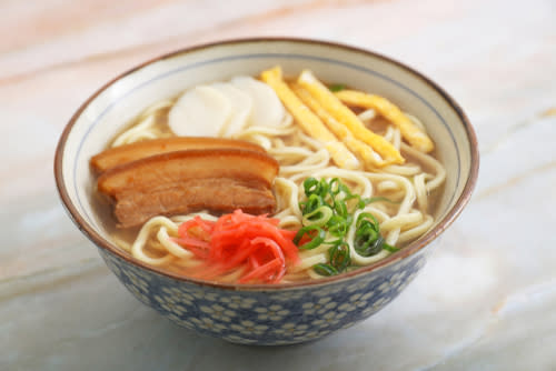 ▲沖繩麵的配料有魚板、紅薑及豬肉等（圖/shutterstock）