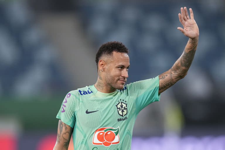 Neymar saluda al público durante un entrenamiento