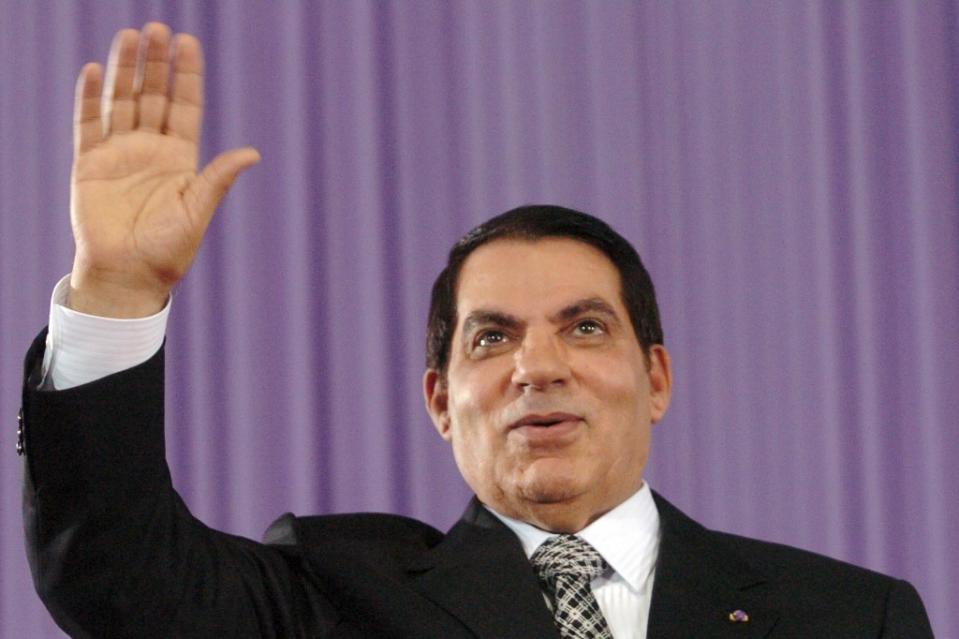 Ben Ali est resté président de la République tunisienne de 1987 à 2011. En 1987, il avait succédé au père de l'indépendance, Bourguiba, qu'il avait fait accuser de sénilité. Il a ensuite instauré un pouvoir autoritaire, mis à mal par les manifestations du "Printemps arabe". Le 14 janvier 2011, Ben Ali fuit son pays et s'exile en Arabie saoudite, où <strong>il meurt d'un cancer le 19 septembre 2019, à 83 ans.</strong>