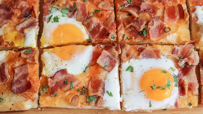 Bacon and fried egg pizza squares