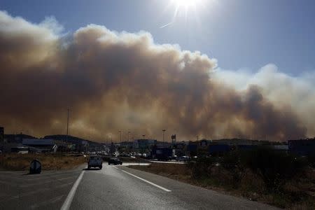 Smoke hangs low as it fills the sky while fires burn north of Marseille, France, August 10, 2016. REUTERS/Philippe Laurenson
