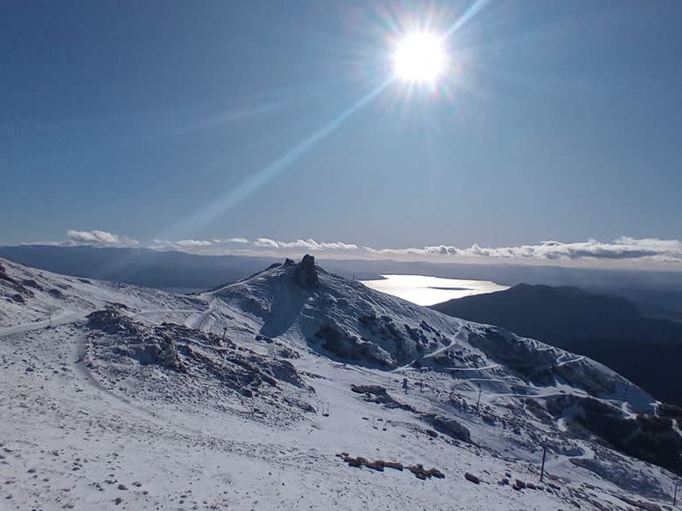 El cerro Catedral, con nieve, a pocas horas de un fin de semana veraniego