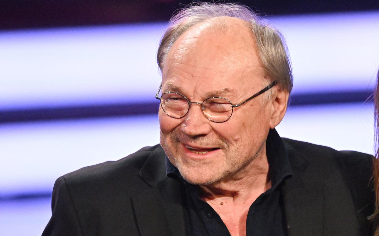 Wird 80, ist aber gut drauf: Klaus Maria Brandauer während eines Auftritts beim Bayerischen Fernsehpreis 2022. Am Donnerstag, 22. Juni, vollendet die deutschsprachige Film- und Bühnenlegende, die in Hollywood Sean Connery und Robert Redford als Gegner hatte, ihr 80. Lebensjahr. (Bild: 2022 Getty Images/Kerstin Joensson)