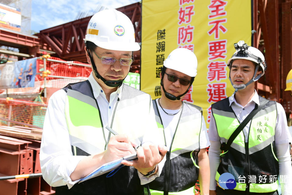 桃園市長張善政視察「機場捷運A7站區開發案區外道路新闢工程」防墜措施。