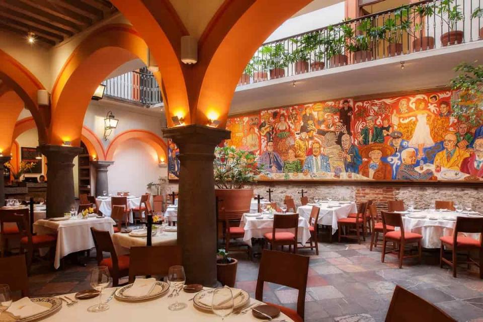 restaurante con murales