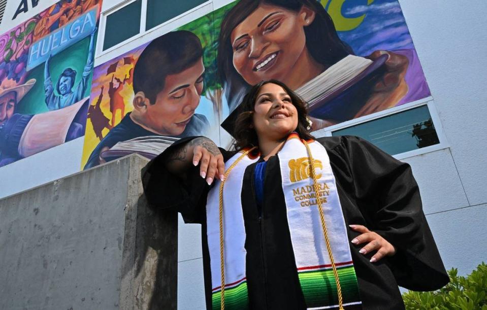 La graduada del Madera Community College Vanessa Barraza espera entrar en la escuela de enfermería y trabajar en el Valley Children's Hospital. Fotografiada el martes 28 de mayo de 2024, en Madera.