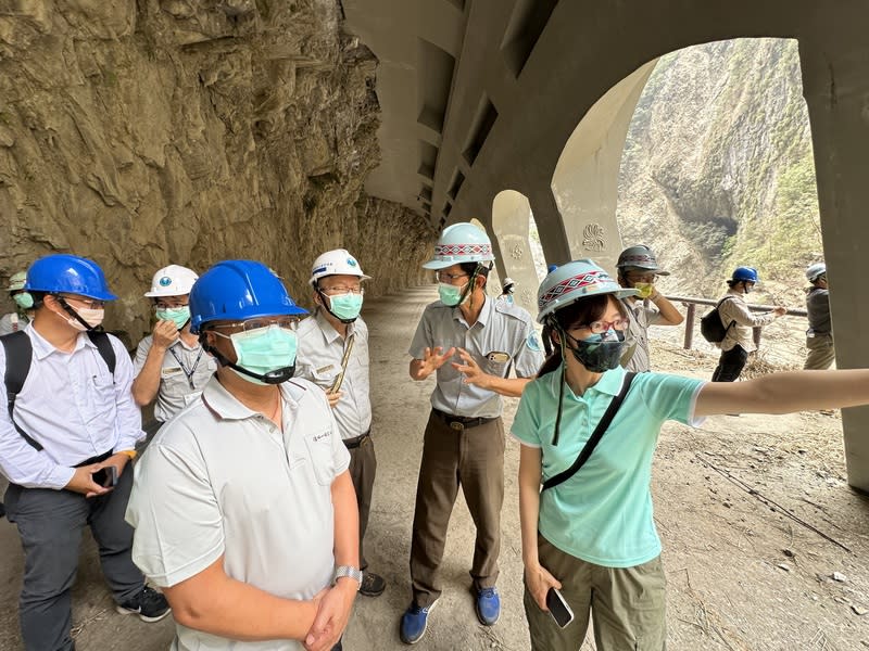 太魯閣震後復建  勘災調查 0403花蓮地震，太魯閣國家公園災情慘重，國家公園 署增派人力，並成立「0403地震災後專案小組」投入 復建工作，經過勘災調查後，採分期分區進行復建及 開放。 （太魯閣國家公園管理處提供） 中央社記者李先鳳傳真  113年6月11日 