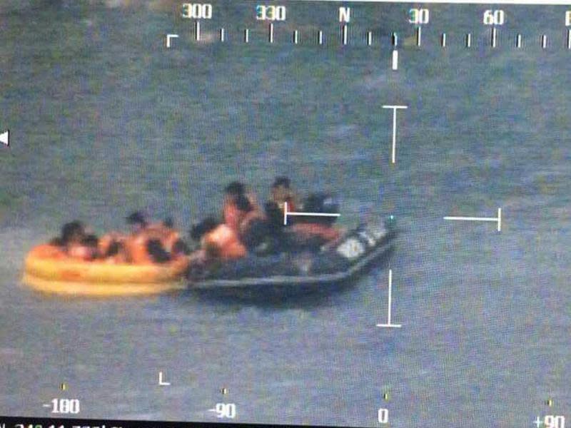 Das Foto der Küstenwache zeigt Passagiere der «Sewol» in Rettungsbooten. Foto: Südkoreanische Küstenwache