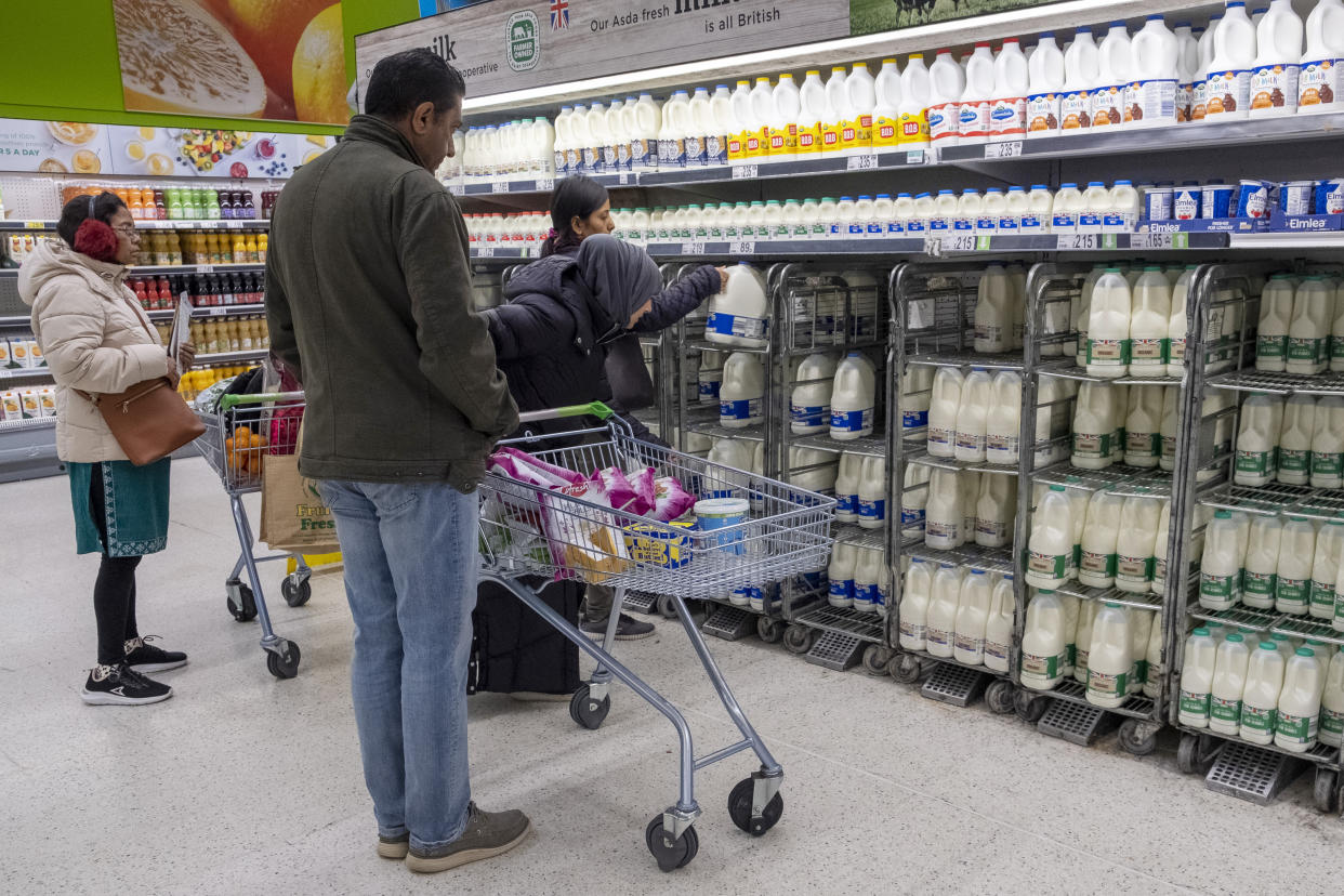 inflation  LONDON, UNITED KINGDOM - OCTOBER 20: Shoppers buy products in Asda supermarket as UK inflation rises to 10.1% due to rising food prices in London, United Kingdom on October 20, 2022. (Photo by Stringer/Anadolu Agency via Getty Images)