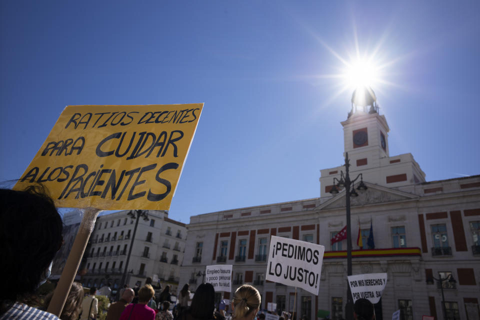 Las pancartas para la reflexión de enfermeros y enfermeras sobrepasados en Madrid