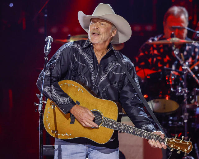 Country Superstar Alan Jackson Announces 2022 Tour