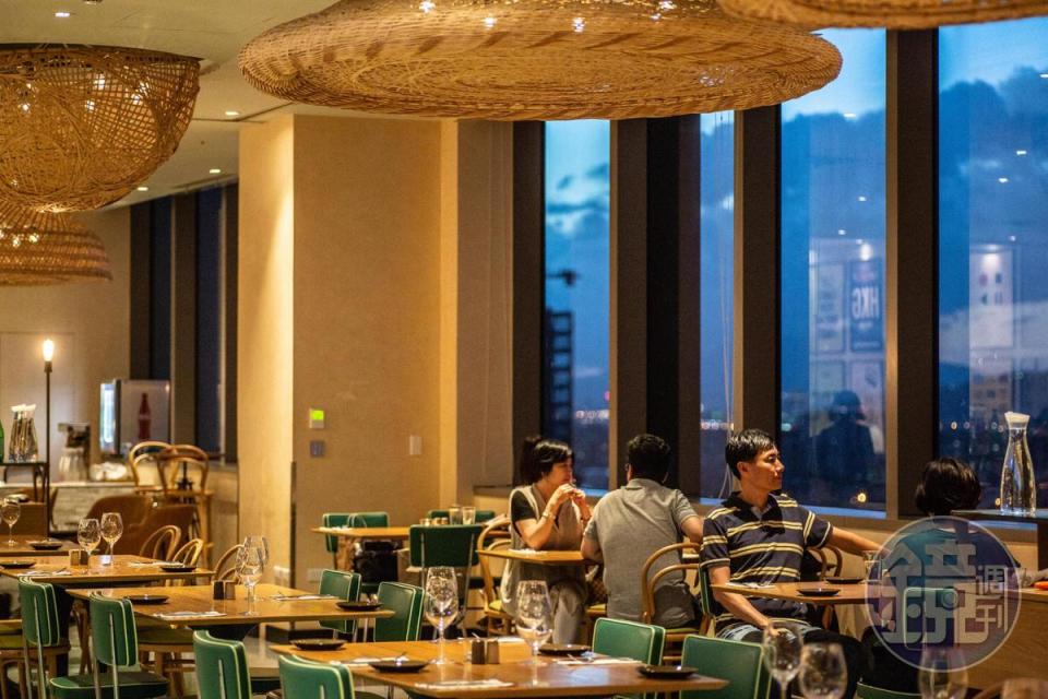 位在17樓的餐廳坐擁基隆河畔景緻，從傍晚到入夜可以欣賞魔幻光景的變化。