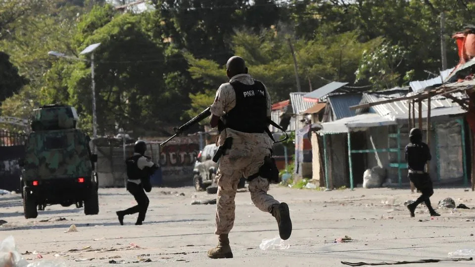 Police officers confront a gang during a protest against Prime Minister Ariel Henry's government and insecurity, in Port-au-Prince, Haiti March 1, 2024. - Ralph Tedy Erol/Reuters