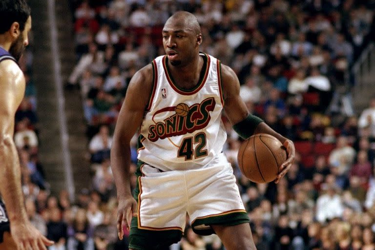 Vin Baker triunfó en la NBA y amasó una enorme fortuna, pero perdió todo por su adicción; la cadena internacional de cafeterías lo ayudó a recuperarse