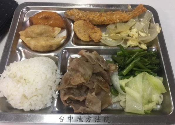 不少網也貼出在台中地院自助餐用餐的照片。（翻攝自Dcard）