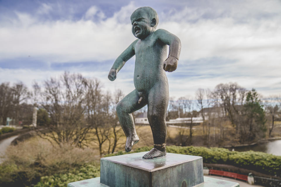 La estatua de bronce "Sinnataggen", del reconocido escultor noruego Gustav Vigeland, el martes 6 de abril de 2021 en Oslo. Un museo noruego dijo el martes 6 de abril de 2021 que la famosa obra de un bebé que pisa con ira fue retirada de un parque citadino para repararla luego que alguien la vandalizó tratando de cortarle el tobillo izquierdo. (Stian Lysberg Solum/NTB via AP)