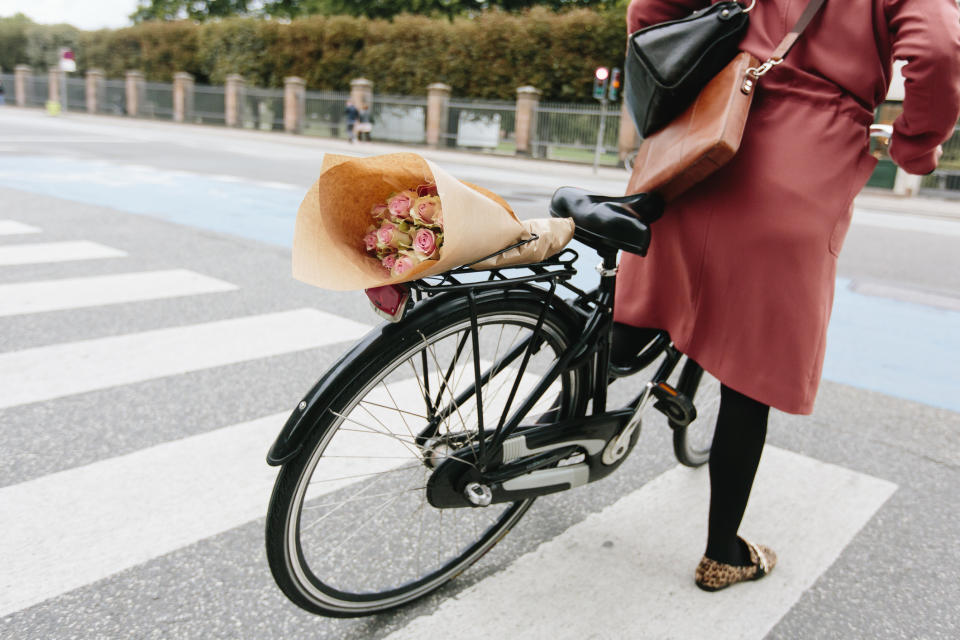 Mit dem Fahrrad ins Büro - und dann noch schnell beim Floristen vorbei. Gute Laune garantiert! (Bild: Getty Images)