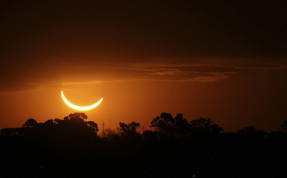 La luna pasa frente al sol poniente durante un eclipse solar total en Buenos Aires, Argentina, el martes 2 de julio de 2019. (Foto AP/Marcos Brindici, Archivo)