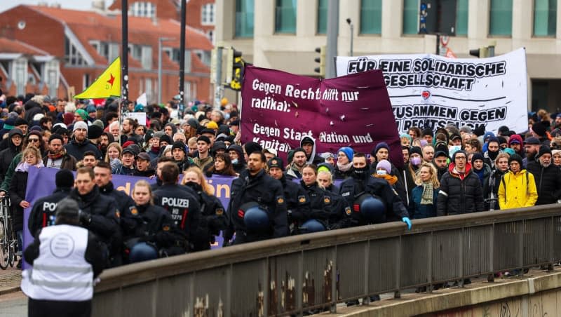 Numerous participants in a demonstration against right-wing extremism and the AfD march through the city center with banners. Thousands of people followed the call of the Bremen Alliance Against the Right to march from Bremen's Neustadt district to the final rally on the Domshof. With the demonstration, the participants want to set an example of resistance against right-wing extremist activities. Focke Strangmann/dpa