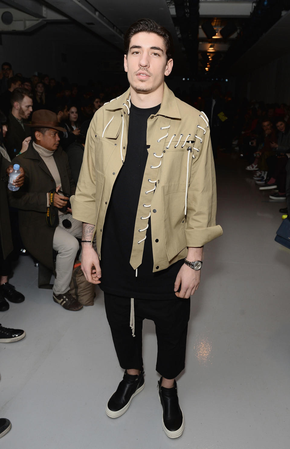 <p>Auf dem Platz beim FC Arsenal gibt es für den spanischen Kicker Héctor Bellerín wenig Gelegenheit für stylishe Spielzüge. Umso mehr freut es den Abwehrspieler, wenn er sich – wie zur Show von Christopher Raeburn bei der London Fashion Week – mal richtig in Schale werfen kann. (Bild: Getty Images) </p>