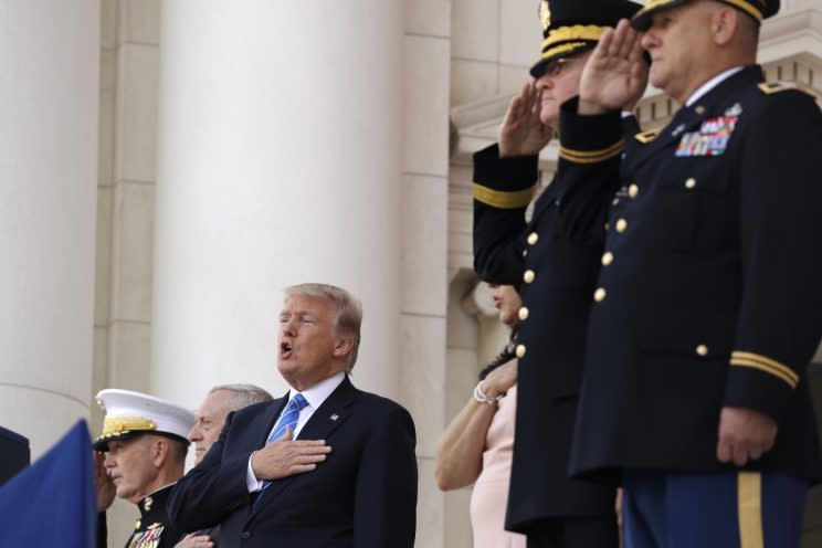 El presidente Trump durante el acto en el cementerio de Arlington. Foto de AP