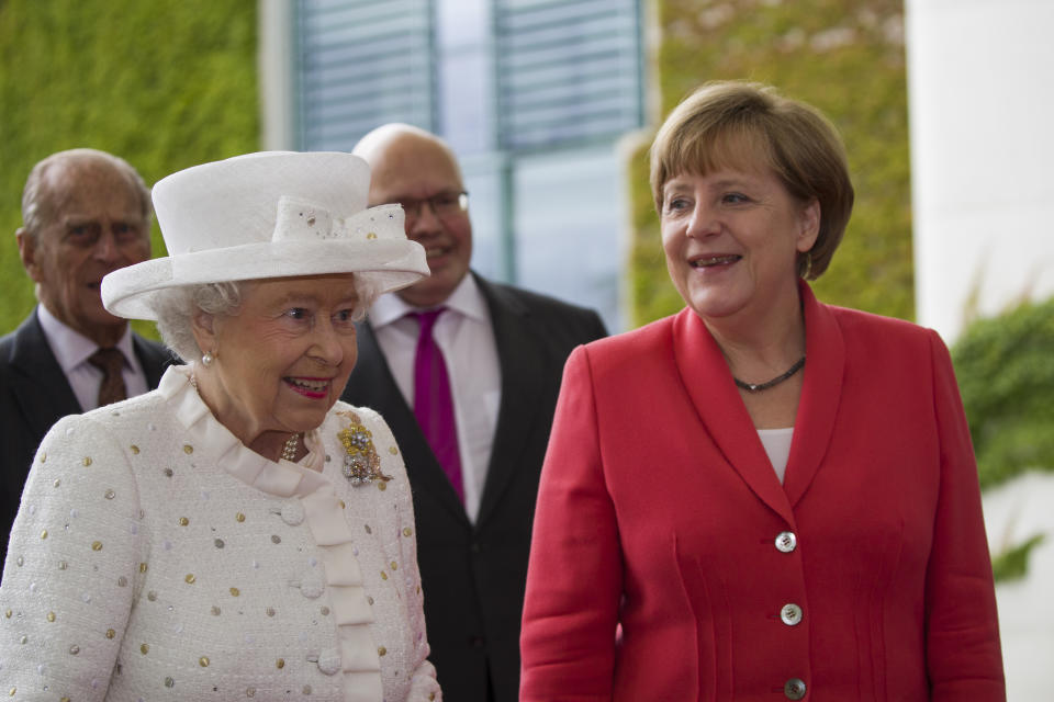 (Eingeschränkte Rechte für bestimmte redaktionelle Kunden in Deutschland. Limited rights for specific editorial clients in Germany.) Chancellor Angela Merkel welcomes Her Majesty Elizabeth II. Queen of the United Kingdom of Great Britain and Northern Ireland and husband Prince Philip on June 24, 2015 Court of Honour of the Federal Chancellery in Berlin. The Queen is dressed in white. (Photo by A.v.Stocki/ullstein bild via Getty Images)