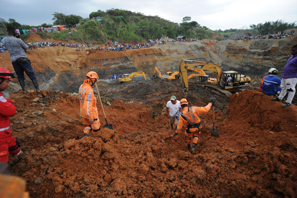 Personas buscan sobrevivientes en una mina ilegal de oro que colapsó en Santander de Quilichao, Colombia, el jueves 1 de mayo de 2014. (Foto AP/Oswaldo Paez, El País)
