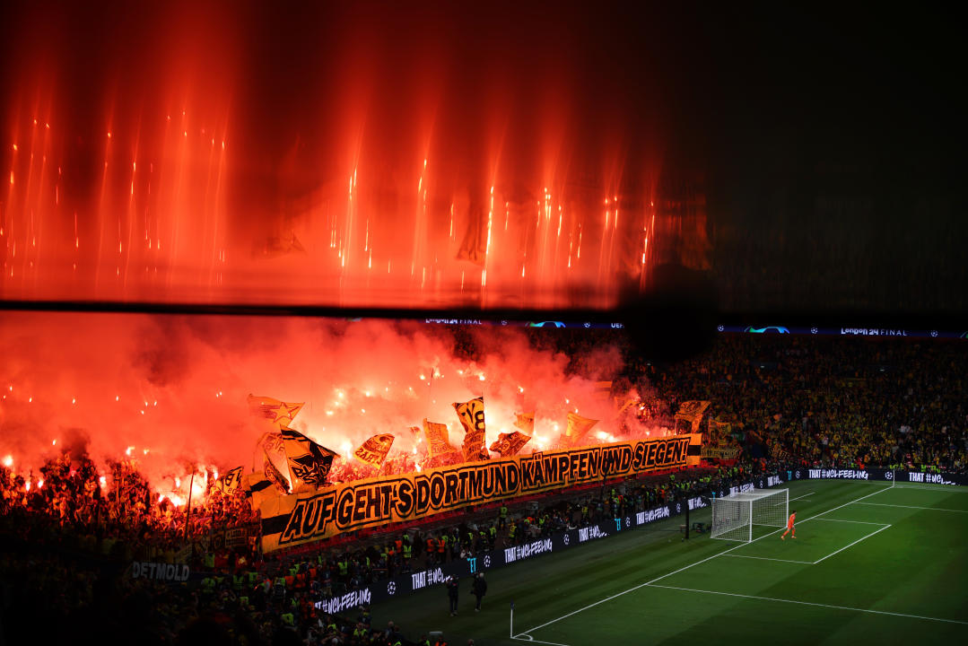 LONDON, ENGLAND - JUNE 01: A general view of the inside of the stadium as fans of Borussia Dortmund use Red Smoke Flares during the UEFA Champions League 2023/24 Final match between Borussia Dortmund and Real Madrid CF at Wembley Stadium on June 01, 2024 in London, England. (Photo by Ryan Pierse/Getty Images)