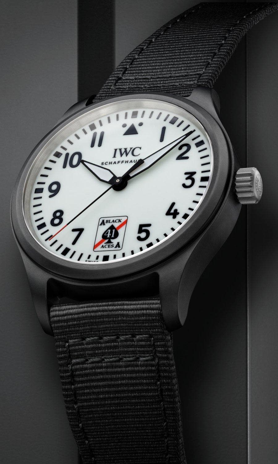 IWC發表全新Pilot’s Watch Automatic 41 Black Aces特別版，配備品牌首見的「全夜光白色錶盤」，搭配黑色陶瓷錶殼，外型非常特別。6點鐘位置印上的Black Aces「黑桃A」中隊隊徽標誌，也非常搶眼。定價約NT$215,000。