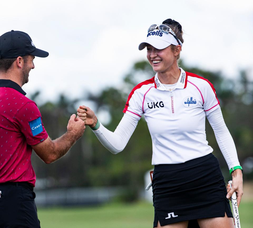 Nelly Korda wird von Spielpartner Denny McCarthy zu ihrem versenkten Putt während der ersten Runde des QBE Shootout im Tiburon Golf Club im Ritz Carlton in Naples am Freitag, den 9. Dezember 2022, beglückwünscht. Das Paar schlug -12. 