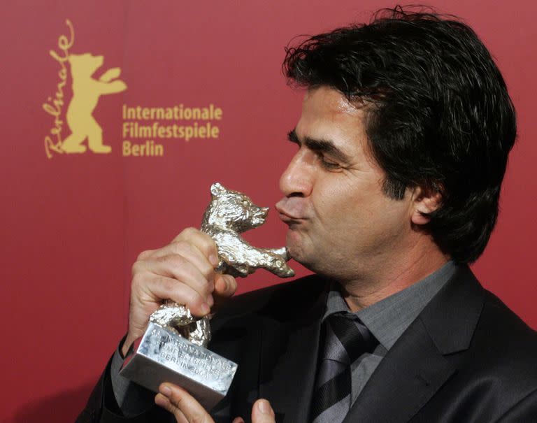 Según la justicia iraní, el director iraní Jafar Panahi que posa en la foto con su Oso de Oro de Berlín deberá pasar 6 años en presión