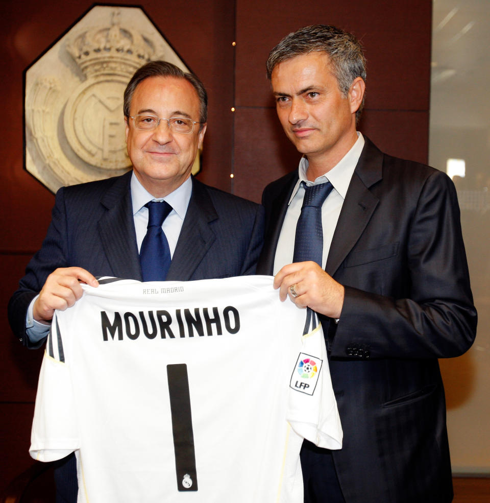 Los resultados no fueron los esperados y Florentino apostó entonces por José Mourinho. El portugués ganó una Liga, una Copa y una Supercopa en sus tres años en el banquillo del Santiago Bernabéu, pero fue uno de los grandes protagonistas de la etapa de mayor tensión en la rivalidad entre Real Madrid y Barcelona. (Foto: Elisa Estrada / Real Madrid / Getty Images).