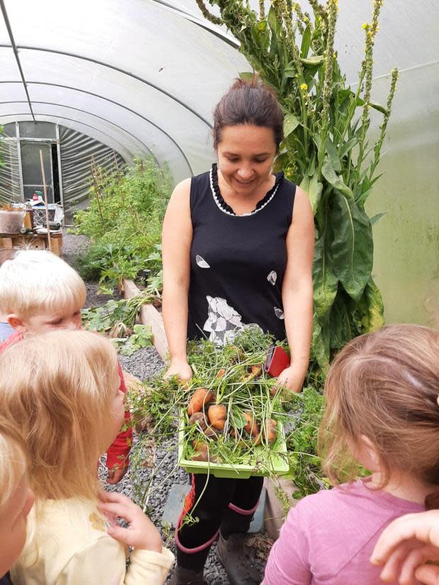 Lancashire Telegraph: Estudiantes de Evergreen Forest Nursery aprendiendo sobre el cultivo de vegetales