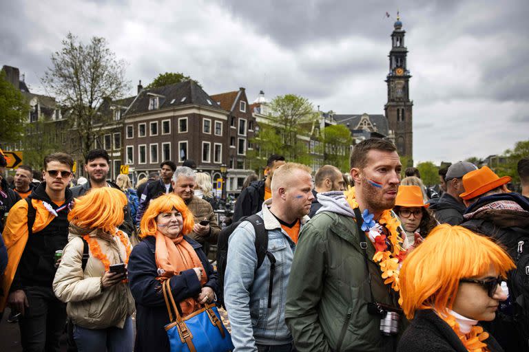 La multitud se vistió de naranja para celebrar a la familia real