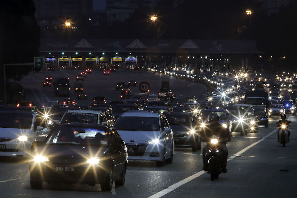 Slow-moving traffic is seen along the PLUS Highway heading north near Duta toll ahead of Polling Day, in Kuala Lumpur May 8, 2018. — Picture by Yusof Mat Isa