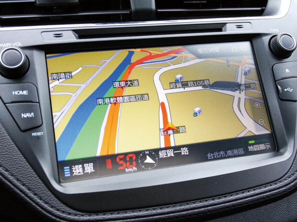 八吋觸控螢幕，搭載多媒體娛樂與導航，倒車顯影與行車紀錄器。
