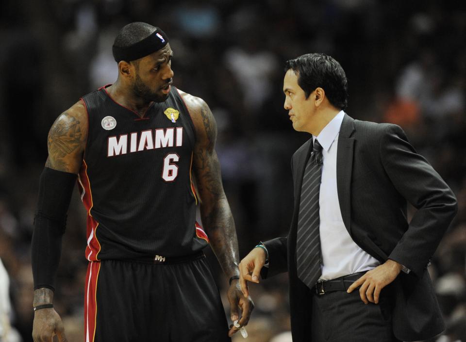 Miami Heat-coach Erik Spoelstra praat met LeBron James tijdens het eerste kwart tegen de San Antonio Spurs in Game 4 van de NBA Finals in het AT&T Center in San Antonio, Texas, op donderdag 13 juni 2013. (Joe Cavaretta/Sun Sentinel/ Tribune News Service via Getty Images)