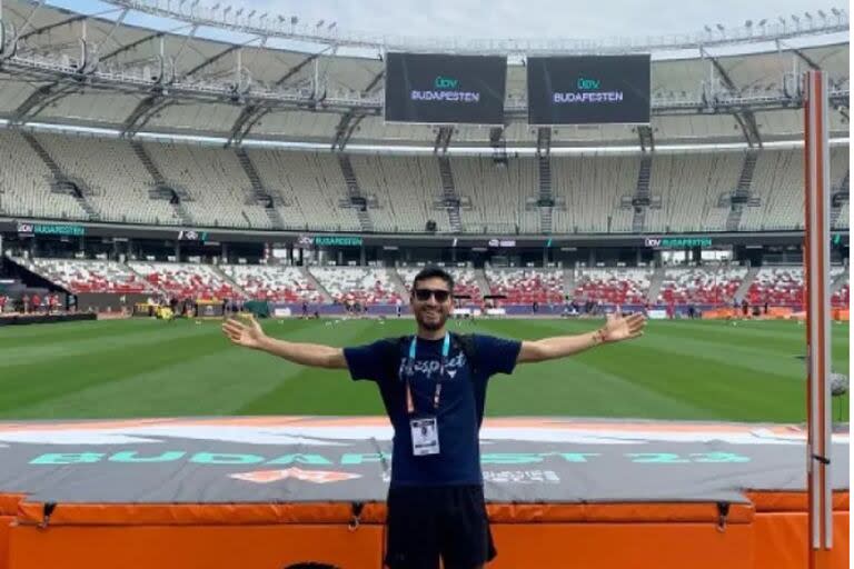 Carlos Layoy en el Mundial Budapest 2023, disfrutando como un turista el estadio Centro Nacional de Atletismo, de la capital húngara, en un momento fuera de competencia.