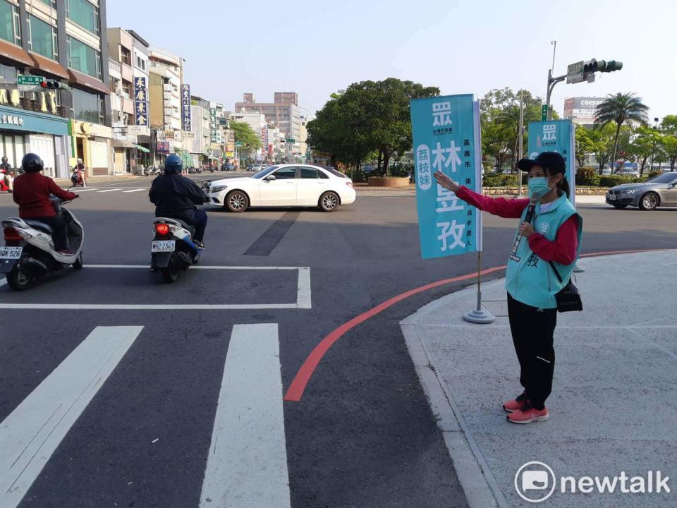 台灣民眾黨嘉義市東區市議員參選人林昱孜（），今（6）日初登板站在路口拜票。   圖：蔡坤龍/攝